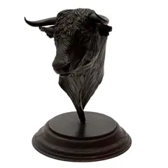 Cabeza de Toro, MÉXICO, SIGLO XX, Bronce, patinado en color marrón, con base de madera