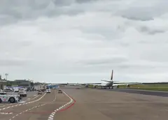 Frank Bauer, "Flughafen (Frankfurt) - Rollfeld", Öl auf Leinwand