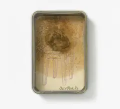 Taschenzimmer by Dieter Roth, Stempelaufdruck, Reißnagel und Bananenscheibe (verschimmelt) auf Papier in Kunststoffschachtel für ein Kartenspiel, sold Dec 2016