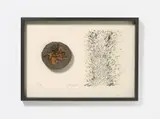Günther Uecker, Kunstpranger, Auflagenobjekt mit einer Zeichnung, einer benagelten Baumscheibe mit Leim und Asche sowie einem Katalog