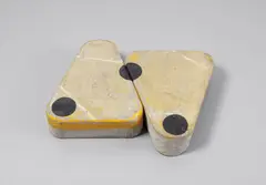 Marcius Galan, Ponto Comum, 2010, painted concrete, in two parts
