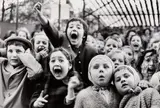 Alfred Eisenstaedt, Children at a Puppet Theatre, Paris