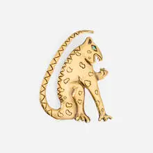 Joan Brown, Jaguar pin, 1986, 18k yellow gold vermeil sterling silver, emerald