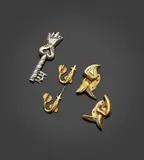 Line Vautrin, Ensemble de deux broches et une paire de clips de revers, Bronze argenté