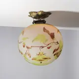 Suspension d'éclairage de forme boule Abutilon by Établissements Gallé, Verre multicouche dégagé à l'acide à décor tournant de floraison d'abutilons et monture en bronze, sold Oct 2025