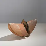 Élisabeth Joulia, Sculpture de la série Grès et pierre, A signed and dated sculpture from the 'Grès et pierre' series in chamotte stoneware, rock fragment and stone by Elisabeth Joulia in 1995