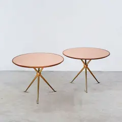 Osvaldo Borsani, Paire de tables d'appoint tripodes, A pair of tripod side tables in brass, walnut and tinted mirrored glass by Osvaldo Borsani circa 1950