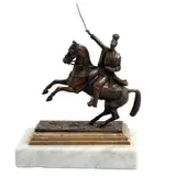 Soldado de Caballería, AUSTRIA, SIGLO XIX, Bronce, patinado en color marrón, base de madera y zócalo de mármol blanco