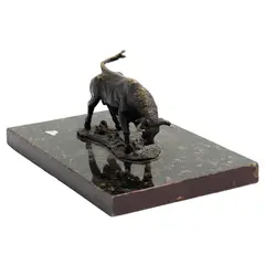 Toro Embistiendo, SIGLO XX, Bronce, patinado en color marrón; con base de mármol veteado enchapada en madera; leyenda ilegible