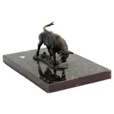 Toro Embistiendo, SIGLO XX, Bronce, patinado en color marrón; con base de mármol veteado enchapada en madera; leyenda ilegible