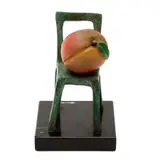 Heliodoro Hernández, SILLA CON DURAZNO, Bronce, patinado policromo; con base de mármol negro