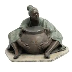 Mujer Con Olla, MÉXICO, SIGLO XX, Bronce, patinado en color marrón y verde; base de piedra blanca