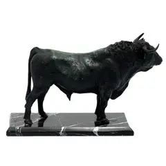 Toro, MÉXICO, SIGLO XX, Bronce, patinado en color verde; con base de mármol