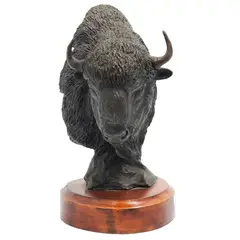 Bisonte Americano, SIGLO XXI, Bronce, patinado en color marrón; con base de madera