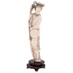 Dama Con Flores y Abanico, CHINA, SIGLO XX, Talla en marfil, decoración esgrafiada tinta negra; con base de madera