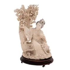 Dama Con Fruto y Tazón, CHINA, SIGLO XX, Talla en marfil, decoración esgrafiada tinta negra, firmado; con base de madera