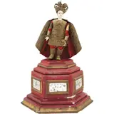 Santo Niño de Cebú, FILIPINAS, SIGLO XX, Talla en madera con aplicaciones de marfil con detalles entintados, vestiduras en latón y textil aterciopleado color rojo