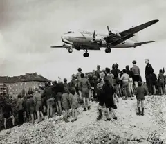 Henry Ries, Air lift, a 'raisin bomber' approaches Tempelhof, Berlin 1948, 1948, Gelatin silver print, printed in 2003 on double-weight semi-matte paper