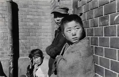 Werner Bischof, Refugee with G.I.s at Pusan train station, South Korea 1952, 1952, Gelatin silver print, printed in 1989 on double-weight semi-matte paper