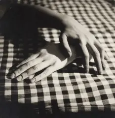 Otto Skall, Twice the left hand' (hand and plaster cast), 1930, Vintage silver print on double-weight semi-matte paper, in very good condition. Several handwritten numbers and annotated "Zweimal die linke Hand." in ink and "(Die Hand und ihr Gipsabdruck)" typograp