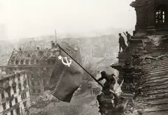 Yevgeny Khaldei, Raising the flag on the Reichstag building, Berlin 1945 (2 versions), 26 x 37,9 cm /