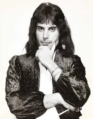 Harry Goodwin, Freddy Mercury, 1970, Vintage silver print on single-weight ferrotyped paper, in very good condition. Photographer's stamp and annotated "Freddy Mercury (Queen)" in blue felt-tip pen on the reverse. Deutsch: Vintage-Silber