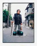Tatsumi Orimoto, Small Mama and big shoes, C-Print auf Kodak-Professional-Papier
