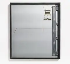 Hans Salentin, Ohne Titel, 1973, Objektkasten mit Aluminiumgußteil und Druckgrafik (?).