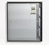 Hans Salentin, Ohne Titel, 1973, Objektkasten mit Aluminiumgußteil und Druckgrafik (?).