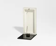 Ohne Titel by Takis, Mischtechnik (schwarz und weiß lackiertes Holz, Nadel und Faden, Aufhängung, Magnet), sold Jun 2016