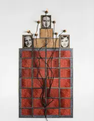 Christian Boltanski, Monument, 1985, photographs in metal frames, light bulbs, electrical wires