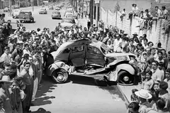 Enrique Metinides, Car crash with firemen, 1960/2013, gelatin silver print
