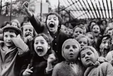 Alfred Eisenstaedt, Children at a Puppet Theatre, Paris