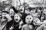 Alfred Eisenstaedt, Children at a Puppet Theatre, Paris