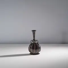 Zecchin Martinuzzi, Petite amphore à anses appliquées à chaud, A small amphora with applied handles in tinted glass and 'avventurina' glass by Zecchin Martinuzzi in 1935