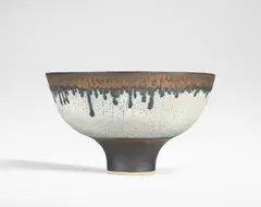 Lucie Rie, Footed bowl, circa 1980-1981, Porcelain, grey glazes with inlaid radiating lines, turquoise and manganese bands