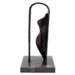 Marta Andrade, EN EL UMBRAL, Bronce, patinado en color gris; con base de mármol