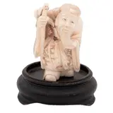 Sabio Anciano, CHINA, SIGLO XX, Talla en marfil, decoración esgrafiada, tinta sepia; se incluye una base de madera