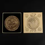 Calendario Lunar y de Mareas*, ESPAÑA, SIGLO XXI, Bronce, acabado dorado, marcado EPACTA VILLALCOR; decorado con relieves de infantes, números romanos y arábigos, con estuche original