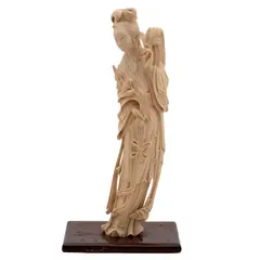 Dama Con Flores, CHINA, SIGLO XX, Talla en marfil, decoración esgrafiada, tinta negra; con base de madera