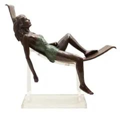 Mujer Recostada, SIGLO XX, Bronce, patinado en color marrón y verde; con base de acrílico transparente