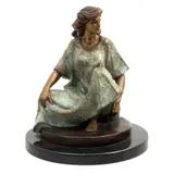 Victor Gutierrez, MUJER SENTADA, Bronce, patinado policromo; base de mármol negro