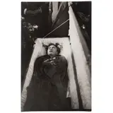 FUNERAL DE FRIDA KAHLO by Atribuido A Héctor García, Fotografía en plata sobre gelatina, sold Apr 2025
