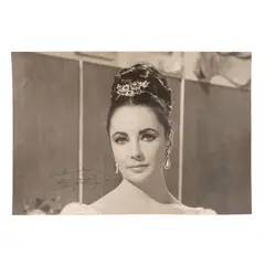 SIGLO XX by Elizabeth Taylor, Fotografía en papel RC, offered Apr 2025