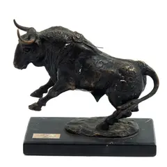 Julio Hernández, SALIENDO DEL TORIL, Bronce, patinado en color marrón; con base de mármol negro
