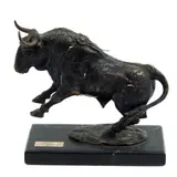 Julio Hernández, SALIENDO DEL TORIL, Bronce, patinado en color marrón; con base de mármol negro
