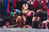 Steve McCurry, Ritual washing in the Baghmati River, Kathmandu, Nepal 1983