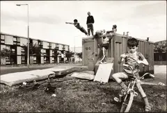 Stuart Franklin, Children in a housing estate Manchester, Moss Side, England 1986, 1986, Gelatin silver print, printed in 1989 on double-weight semi-matte paper