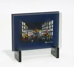 Jeroen Henneman, Erinnerung an.., Farbserigrafie jeweils auf vier Plexiglasscheiben in einen Halter gesteckt.