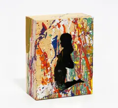 Thomas Virnich, Abendschau, 1993, Holzkasten mit Ölfarben bemalt; auf einer Seite die ausgestanzte Silhouette eines knieenden Frauenaktes